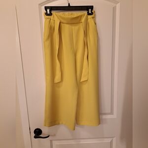 Lululemon Noir Crop Yellow Sz 6 MSRP $98 Women’s W6AYAS Pant Cropped Excellent